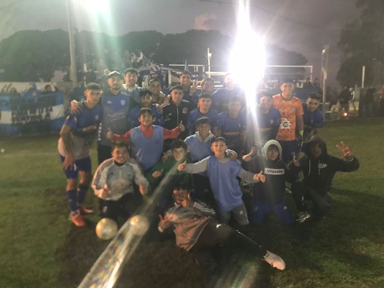 ESCOLTA. Los jugadores de San Alejo festejan el triunfo en casa.