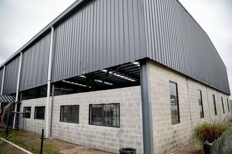 El Municipio avanza con la obra de cerramiento del Club Municipal Peruzzotti.