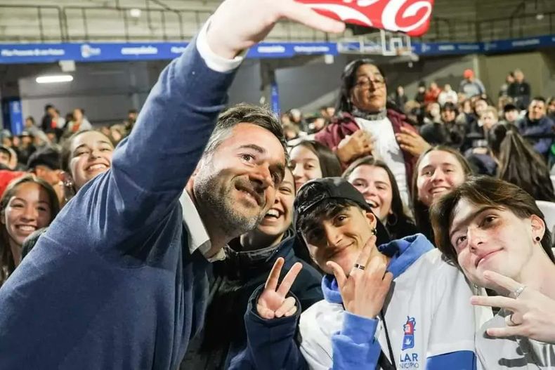 SELFIE. Achával despidió a nuestros representantes en Mar del Plata.