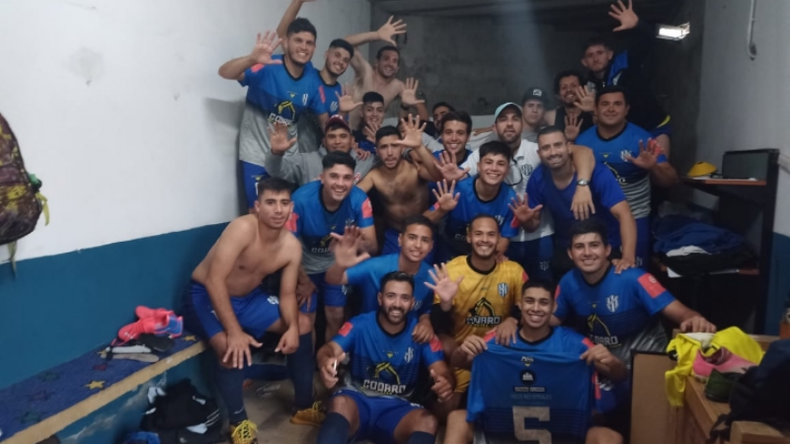 CINCO. Los jugadores de San Alejo festejan la goleada ante Abrojal..