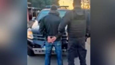 asalto a una mujer en una parada de colectivos y le robo el celular: fue detenido