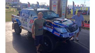 PREPARADOS. Di Palma y Naivirt, en la rampa de salida del Dakar, en Asunción..
