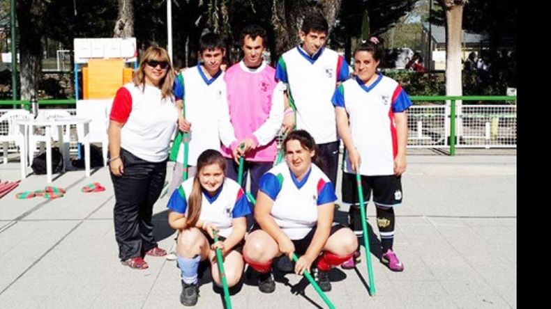 El equipo A de hockey adaptado antes de comenzar la final en Olivos..