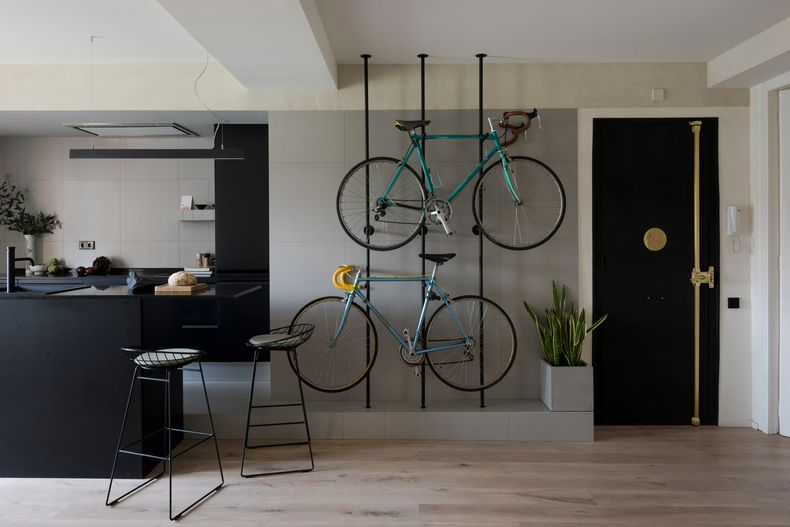Postes metálicos de piso a techo. (ArchDaily).jpg