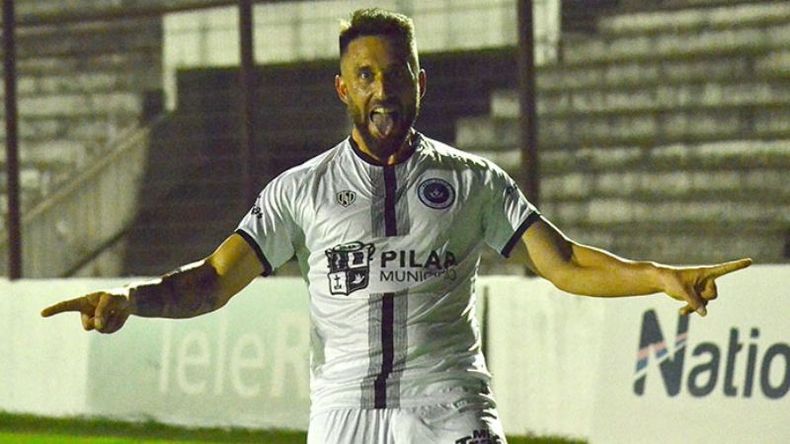 TABONE STONE. El goleador celebre su tanto, el que abría el marcador. FOTO. Fredy Caballero. .