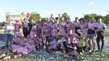 TIREN, TIREN PAPELITOS. Los jugadores de Real Pilar posan felices con la copa y las medallas de campeones.