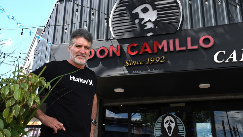 ESQUINA CON HISTORIA. Gustavo Suárez frente a su local Don Camilo, en el corazón de Del Viso.&nbsp;