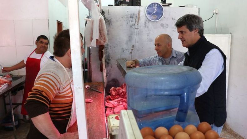 El ministro de Hacienda, Prat-Gay, y el intendente de Pilar, Ducoté, esta mañana en el barrio Peruzzotti..