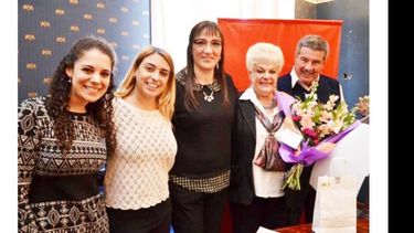Reconocimiento. El viernes 29 de agosto, la secretaria privada de la Municipalidad de Pilar, Jazmín Zúccaro, hizo entrega de un reconocimiento a Marta Travella por sus 30 años de trabajo en el Municipio..
