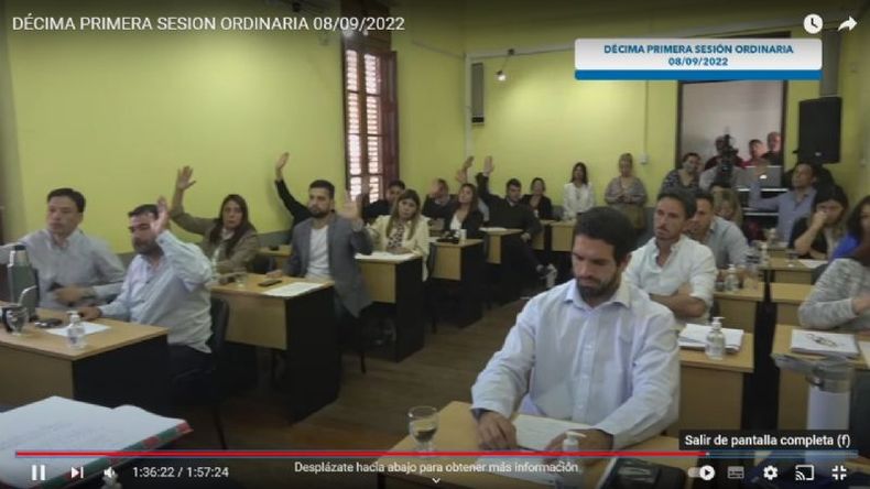 VOTOS. Rostros serios y brazos cruzados entre opositores a la hora de votar el repudio..