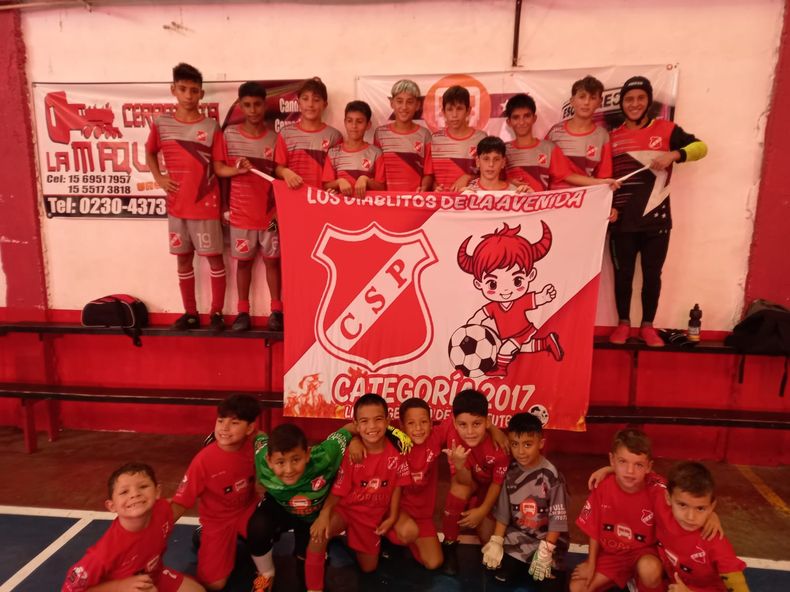 PASADO Y FUTURO. Las categorías 2011 y 2017 de Sportivo que juegan la Liga Argentina.