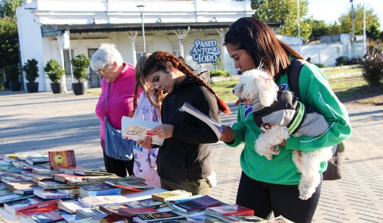 ¡Jueves literario en el Paseo Toro! Vivimos una nueva edición de nuestro ciclo #CompartiendoLetras, junto a las familias que disfrutaron la tarde en este nuevo espacio público de Presidente Derqui. En cada encuentro, realizamos intercambio comunitario de libros. Podés traer uno que ya leíste y llevarte otro que elijas. Subsecretaría de Cultura Pilar.