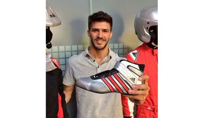 Rossi muestra sus nuevas botas..