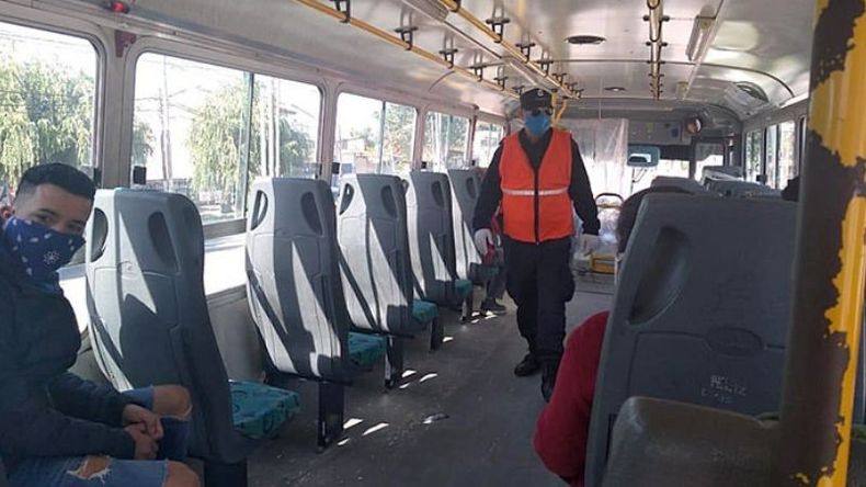 CONTROLES. Los choferes de colectivos deberán pedir la documentación que permite viajar a los pasajeros..