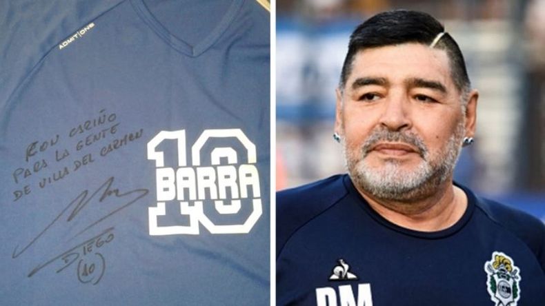 La remera firmada por Maradona que todavía está en poder de Mabel Bastías..