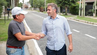APRETÓN DE MANOS. Achával junto a un vecino del barrio El Rocío, en Manuel Alberti, donde se está desarrollando la obra de asfalto.&nbsp;