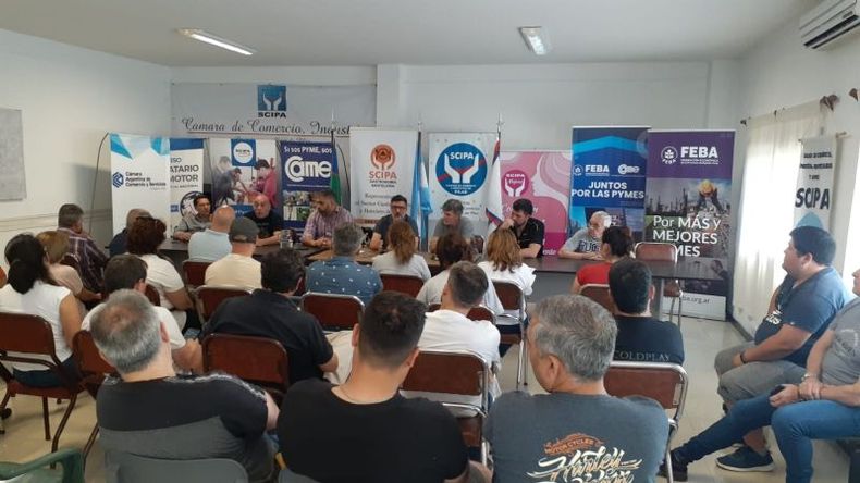 POLÉMICA. Los comerciantes se reunieron para rechazar que se debata la ley de venta ambulante..