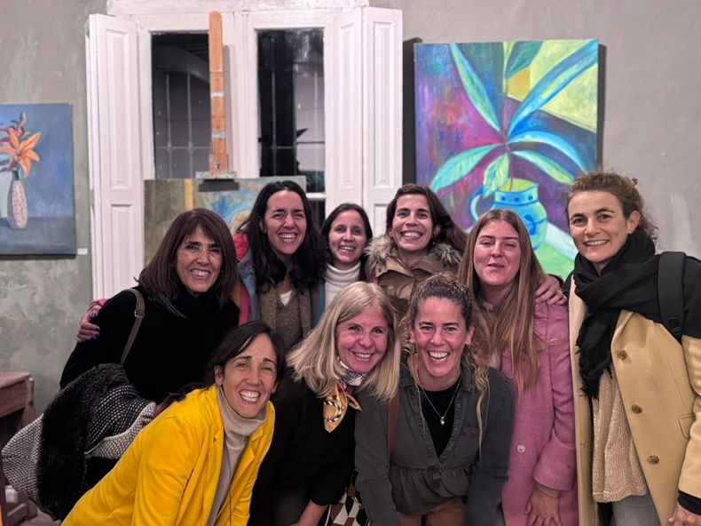 ACOMPAÑADA. Gabriela López Herrero (abajo, al centro) recibió a una gran cantidad de público en la inauguración de su galería de arte.