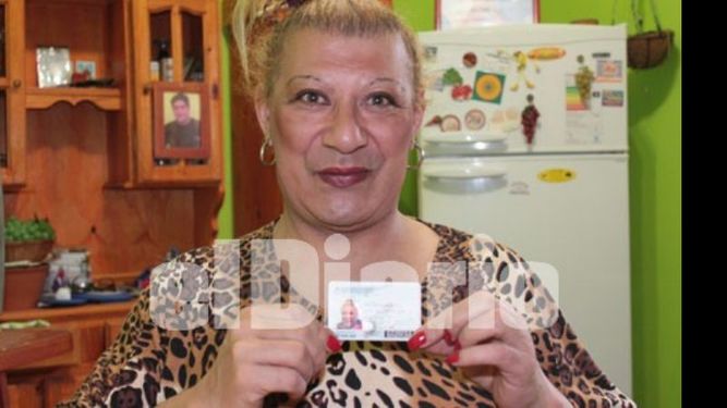 Marisa Marcela Del Pilar Díaz muestra el documento que le cambió la vida..