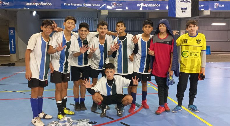 OCHO DEDOS. Los chicos de El Renuevo clasificaron al Regional de los Bonaerenses.