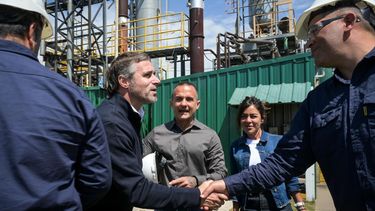 APRETÓN DE MANOS. Achával saludo a uno de los trabajadores de Nueva Energía.