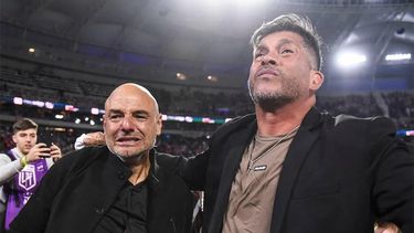 ENTRE LÁGRIMAS. Orsi y Gómez emocionados tras ser campeones con Platense del Torneo Apertura 2025.