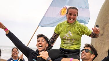 Lucía Cosoleto celebra la renovación de su título Mundial en Francia.