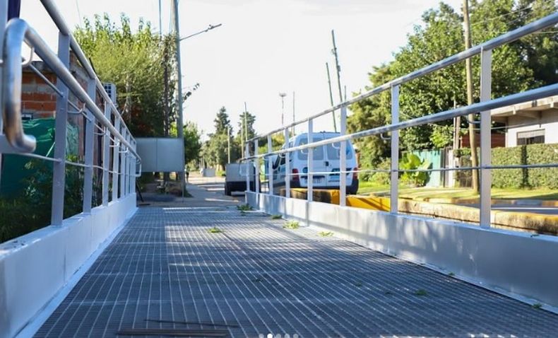 El puente peatonal en La Pilarica pasa sobre el arroyo La Verde.