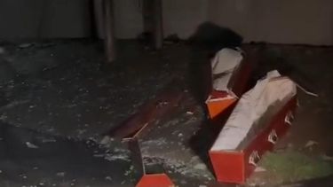 El viento ocasionó roturas en los vidrios del depósito de ataúdes, que salieron volando a la vereda.&nbsp;