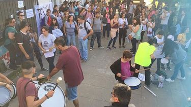 MARCHA. Los alumnos y docentes volvieron a manifestarse..