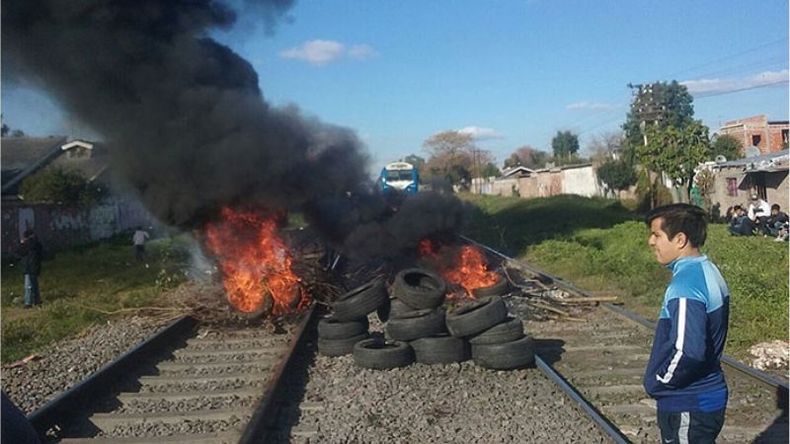 ARDEN LAS CUBIERTAS. Los vecinos bloquearon las vías más de tres horas..