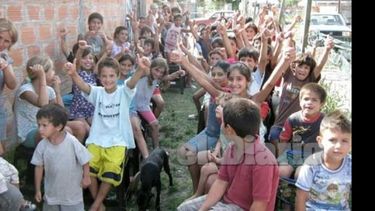 Uno total de 70 chicos reciben su merienda todos los días en el barrio Sansoucí de Presidente Derqui..