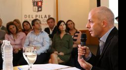 EXPOSICIÓN. Ducoté habló para la prensa, asesores y todo su gabinete..