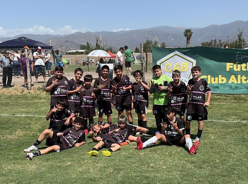 EQUIPO. La formación de la 2014 de Real Pilar que en el estreno derrotó a Estudiantes Unidos.