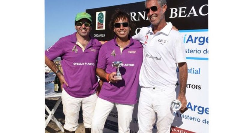 POLO BEACH DE LA MANO DE DON GERMÁN. School & Polo Club Don German Polo de Pilar, organizó su ya clásico Beach Polo en Ufo Point de Pinamar. En esta edición participaron Horacio Segundo Heguy en el Team Prudential y Gonzalito Rodríguez (CQC) para Stella Artois. Cerró el evento Virginia Da Cunha cantando en vivo y haciendo live DJ set. Hubo además un gran after polo con los sponsors Stella Artois y Chandon Argentina junto al mar, buena música y amigos. La iniciativa del pilarense Juan Cruz Cardoso contó con el apoyo del Ministerio de Turismo de la Nación, Prudential Seguros, Chandon, Pringamoza, Hotel Amerian Pinamar, Stella Artois, Aperos Pilar, Hotel Terrazas al Mar (Pinamar), Aec logística, Paradigma, Pinamar conecta, Diagnóstico Maipú y Pololive revista..