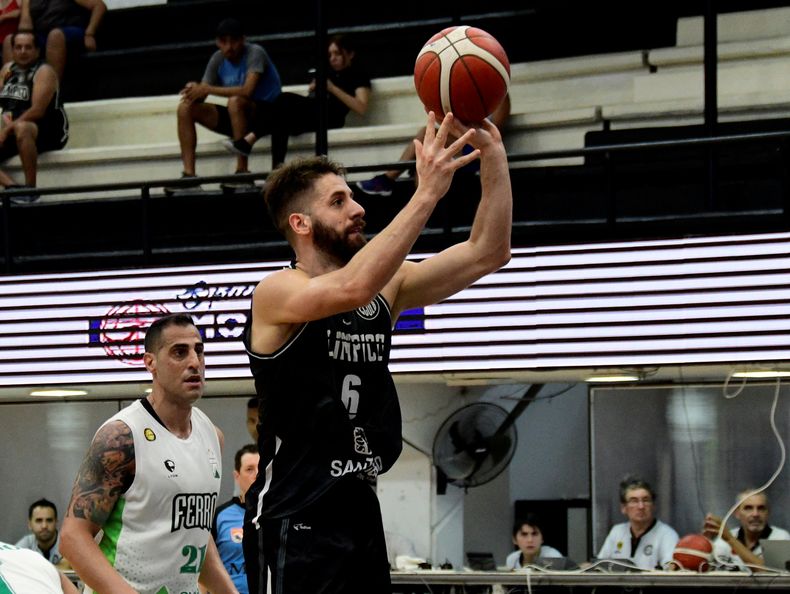 Patricio Tabarez aportando su juego ante Ferro para el regreso al triunfo del Negro.
