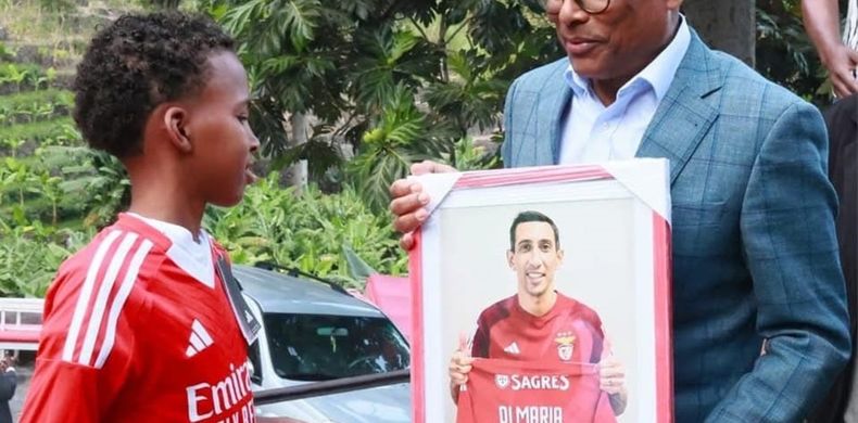 El presidente de Cabo Verde le entrega el cuadro al niño. (Clarín)..jpg