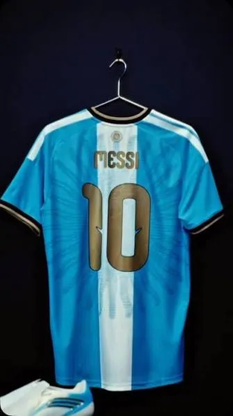Adidas y AFA lanzan una camiseta para la despedida de Messi. (elesquiu.com).