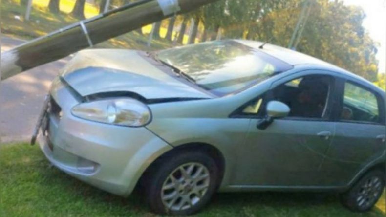 ESCENA. El auto subió a la vereda e impactó contra el poste. .
