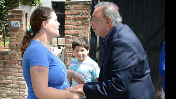 Zúccaro dialoga con una vecina del barrio El Bajo, una de las zonas inundables..