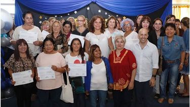 EGRESO. Los estudiantes recibieron sus diplomas de manos del intendente y los funcionarios..