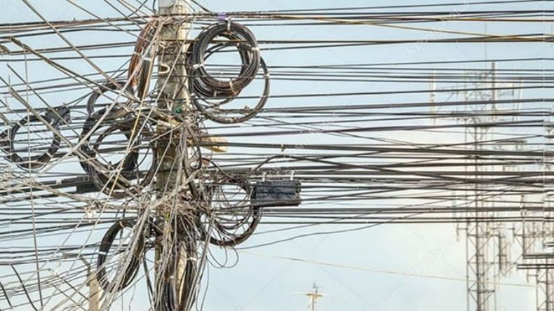 SIN CIELO. Los cables seguirán techando el distrito, ahora con permiso. .