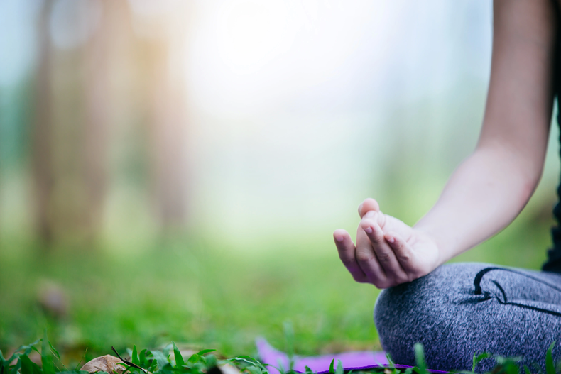 Yoga para mejorar la salud y el bienestar. (hub.quotit.com)..webp
