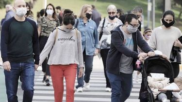 cierran fronteras y los viajeros deberan pagar tres testeos para volver