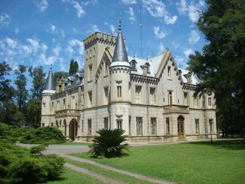 A tan sólo una hora y media de Pilar, se ubica un castillo francés único en la Provincia e ideal para conocer en una escapada.