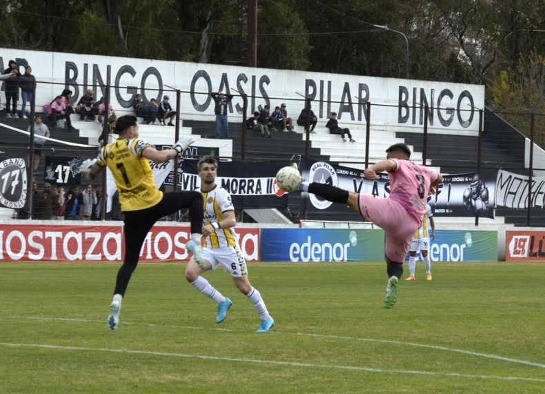 La pirueta de Enzo Franco para tratar de superar al arquero José Gagliardo. Fue un partido de pocas llegadas.
