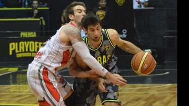 (lnb.com.ar). PARTIDO. Facundo Zárate defendiendo a Fitipaldo en el juego 1..