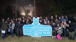 UNIVERSIDAD. Militantes juveniles con el ícono del Pellegrini, sede de la futura casa de estudios..