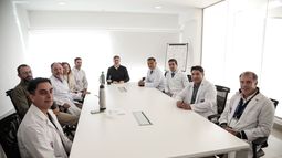 ENCUENTRO. Achával se reunión con neurocirujanos en el Hospital Central de Pilar.