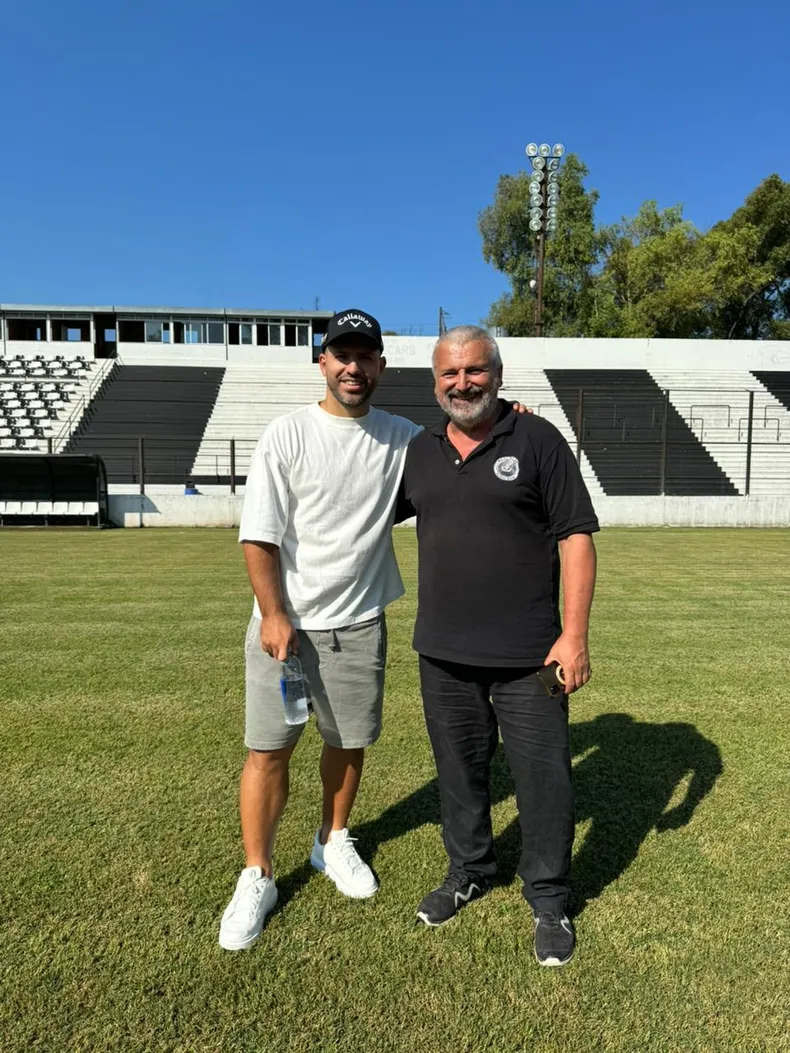 ¿Refuerzo? Sergio Kun Agüero junto al presidente de Real Pilar, César Mansilla. El Barraza recibirá la definición de la Copa Potreros que organiza el ex goleador.
